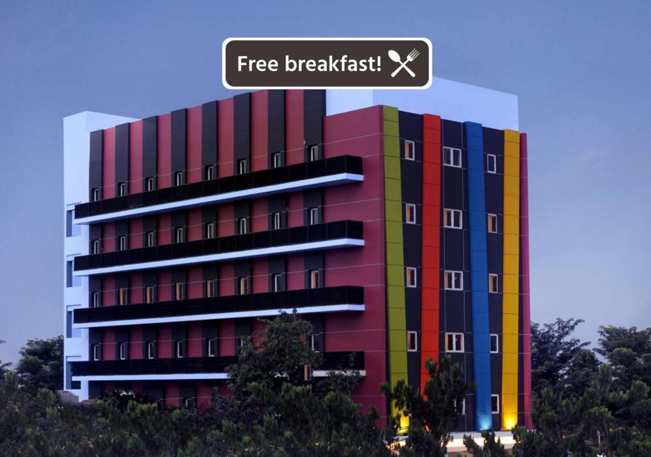 Amaris Hotel Senen Jakarta Exterior photo