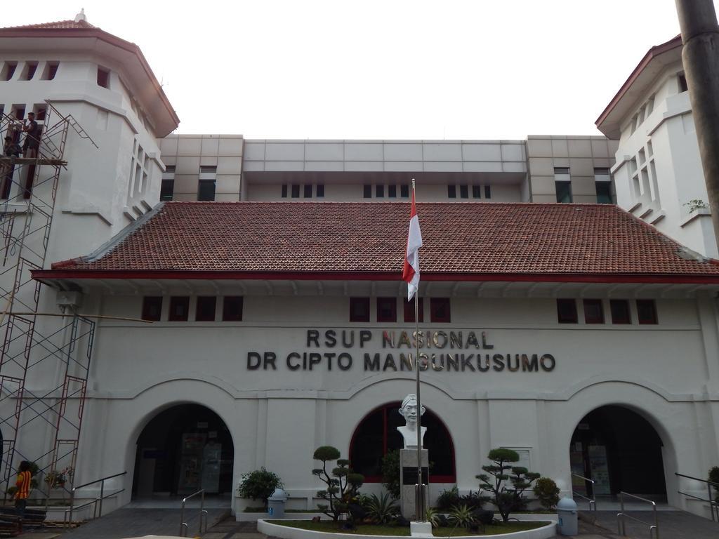 Amaris Hotel Senen Jakarta Exterior photo