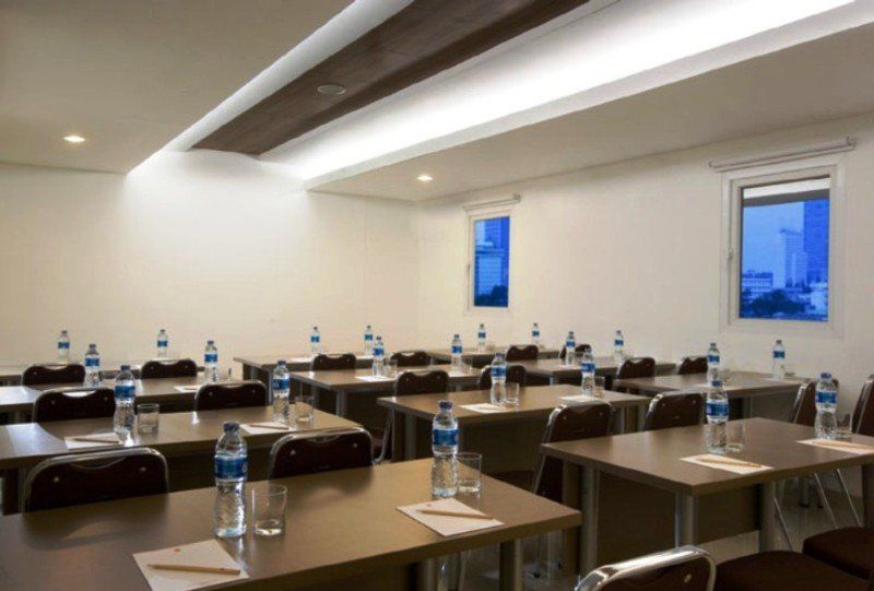 Amaris Hotel Senen Jakarta Exterior photo